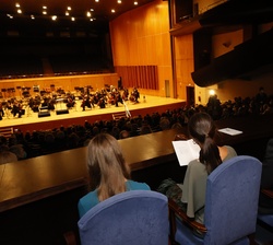 Sus Majestades los Reyes y Sus Altezas Reales la Princesa de Asturias y la Infanta Doña Sofía en un momento del concierto