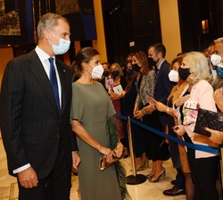 Sus Majestades los Reyes al término del Concierto recibe el saludo de las personas asistentes