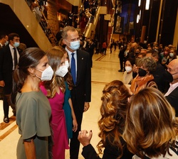 Los Reyes y sus hijas, la Princesa de Asturias y la Infanta Doña Sofía conversan con el público a su salida del concierto en el Auditorio Palacio de C