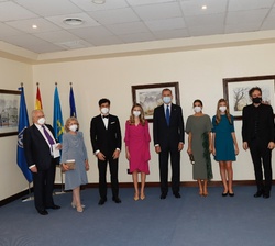 Don Felipe, Doña Letizia y sus hijas, Leonor y Sofía, acompañados el director de la orquesta, el guitarrista, la hija del maestro Joaquín Rodrigo y su