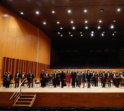 Sus Majestades los Reyes y Sus Altezas Reales la Princesa de Asturias y la Infanta Doña Sofía acompañados de los miembros de la Orquesta Sinfónica del