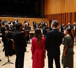 Los Reyes y sus hijas, la Princesa de Asturias y la Infanta Doña Sofía conversan de los miembros de la Orquesta Sinfónica del Principado de Asturias (