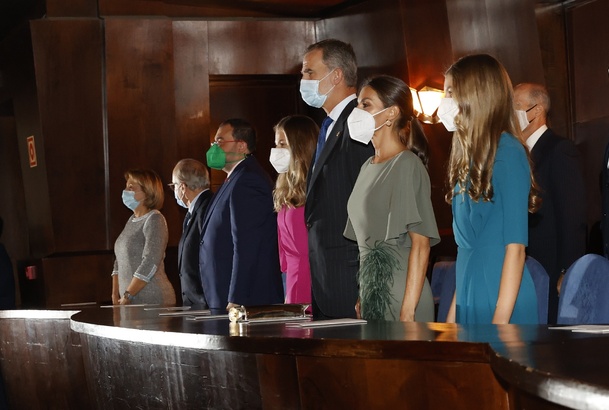 Los Reyes y sus hijas, la Princesa de Asturias y la Infanta Doña Sofía, durante la interpretación del Himno Nacional en el Auditorio Palacio de Congre