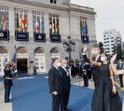 Sus Majestades los Reyes y Sus Altezas Reales la Princesa de Asturias y la Infanta Doña Sofía a su llegada al Teatro Campoamor de Oviedo