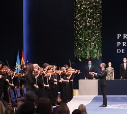 Don Felipe y Doña Letizia y sus hijas Doña Leonor y Doña Sofía durante la interpretación del Himno Nacional a cargo de la Orquesta Oviedo Filarmonía