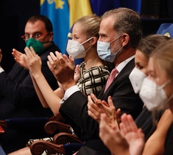 Los Reyes y Sus Altezas Reales la Princesa de Asturias y la Infanta Doña Sofía tras entregar los Premios