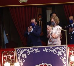 Su Majestad la Reina Doña Sofía aplaude tras finalizar la ceremonia de entrega de los Premios Princesa de Asturias 2021