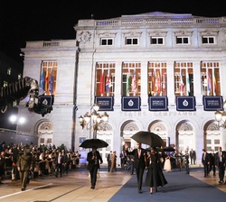 Sus Majestades los Reyes y Sus Altezas Reales la Princesa de Asturias y la Infanta Doña Sofía a la salida del Teatro Campoamor de Oviedo