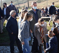 Entrega de dibujos relacionados con la localidad y el galardón a Sus Altezas Reales la Princesa de Asturias y la Infanta Doña Sofía por parte de los n