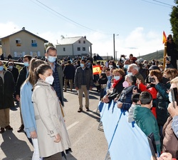 Don Felipe y Doña Letizia y Doña Leonor y Doña Sofía con los vecinos de Santa María del Puerto