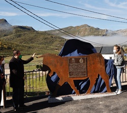Sus Majestades los Reyes, Su Alteza Real la Princesa de Asturias, Su Alteza Real la Infanta Doña Sofía tras el descubrimiento de una placa conmemorati
