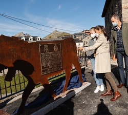 Leyendo la inscripción de placa conmemorativa