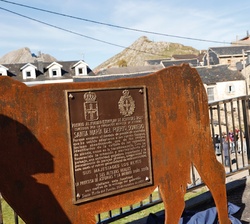 Doña Leonor frente a la placa conmemorativa