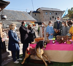 Don Felipe y Doña Letizia y Doña Leonor y Doña Sofía en el taller de artesenía