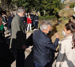 Los Reyes, la Princesa de Asturias y la Infanta Doña Sofía en el abrevadero de piedra
