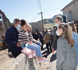 Don Felipe y Doña Letizia y Doña Leonor y Doña Sofía durante el recorrido por la localidad