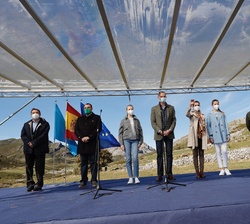 Sus Majestades los Reyes y Sus Altezas Reales la Princesa de Asturias y la Infanta Doña Sofía en el escenario momentos antes de la entrega del Premio