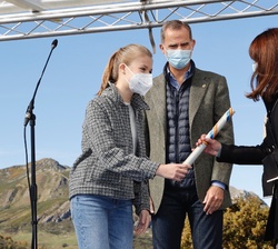 La Princesa de Asturias entrega del premio al Pueblo Ejemplar de Asturias 2021 a Azucena Lorences, vecina de la localidad