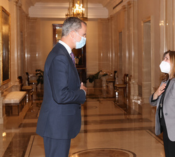 Su Majestad el Rey recibe el saludo de la secretaria de Estado de Cooperación Internacional, Pilar Cancela Rodriguez