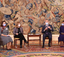 Su Majestad el Rey conversa con las asistentes a la audiencia