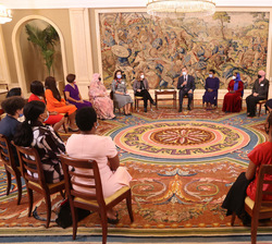 Vista general de la audiencia de Su Majestad el Rey con una representación de mujeres lideresas del Mediterráneo y de África del Programa de Visitante