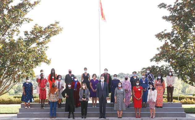 Su Majestad el Rey junto al grupo de 20 mujeres líderes del Mediterráneo y África del Programa RAISA de la AECID