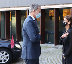 Su Majestad el Rey recibe el saludo de la presidenta de la Comunidad Foral de Navarra, María Victoria Chivite