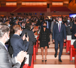 Su Majestad el Rey accede al auditorio