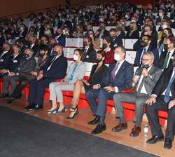 Su Majestad el Rey en primera fila de asiento durante el Congreso Nacional de la Empresa Familiar