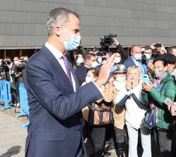 Su Majestad el Rey recibe el saludo del público a su salida del Palacio de congresos y Auditorio de Navarra