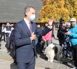 A su salida, Don Felipe saluda a los ciudadanos congregados a las puertas del Palacio de Congresos de Navarra