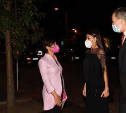 Don Felipe y Doña Letizia reciben el saludo de la ministra de Política Territorial, Isabel Rodríguez