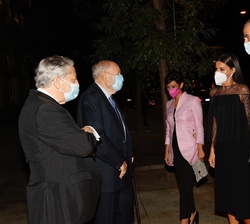 Los Reyes conversan con el presidente de la Asociación de Periodistas Europeos, Diego Carcedo, y con el secretario general de la APE, Miguel Ángel Agu