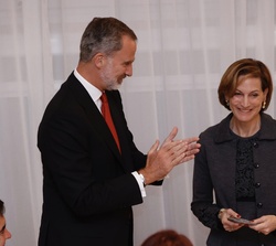 Su Majestad el Rey aplaude a la premiada, Anne Applebaum, tras hacerle entrega del Premio de Periodismo "Francisco Cerecedo"