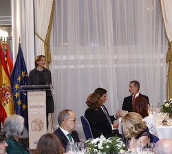 La premiada Anne Applebaum, dirige unas palabras tras recibir el Premio de Periodismo "Francisco Cerecedo"