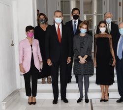 Don Felipe y Doña Letizia acompañados de la premiada, Anne Applebaum, y de las autoridades asistentes al acto