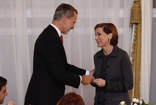 Don Felipe hace entrega a la premiada, Anne Applebaum, el Premio de Periodismo "Francisco Cerecedo"