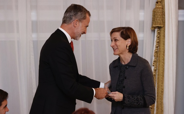 Don Felipe hace entrega a la premiada, Anne Applebaum, el Premio de Periodismo "Francisco Cerecedo"