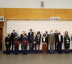 Fotografía de grupo de Su Majestad el Rey acompañado por las autoridades asistentes al acto