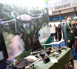 Su Majestad el Rey a su paso por el stand de la Guardia Civil recibe explicaciones 