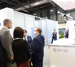 Don Felipe observa un dron cuya tecnología española