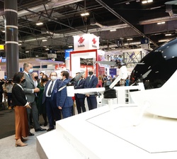 El Rey recibe explicaciones de uno de los drones con tecnología española