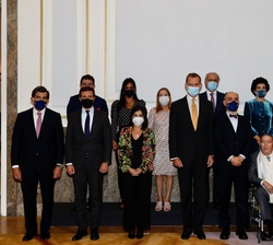 Fotografía de grupo de Don Felipe con las autoridades, la familia Abarca y el premiado