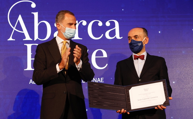 Su Majestad el Rey tras hacer entrega al profesor Jean-Laurent Casanova del Diploma del Premio Internacional de Ciencias Médicas Doctor Juan Abarca