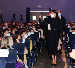 Su Majestad la Reina accede a la sala del cine