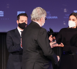Su Majestad la Reina entrega el premio Fernando Fernán-Gómez a su hijo, Fernando Fernán-Gómez