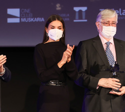 Doña Letizia junto al hijo de Fernando Fernán-Gómez que recogió el premio