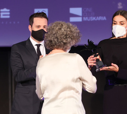 Su Majestad la Reina entrega el premio Juan Antonio Bardem a su hija, María Bardem