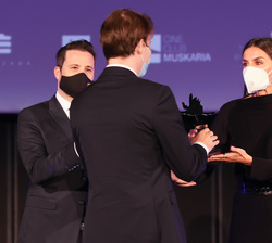 Su Majestad la Reina entrega el premio Luis García Berlanga a su nieto, Jorge García Berlanga