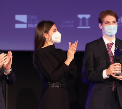 Doña Letizia junto al nieto de Luis García Berlanga que recogió el premio